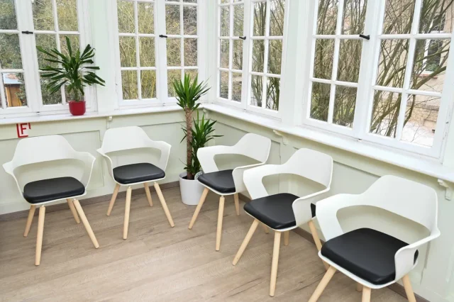 Heller Wartebereich mit Fensterfront