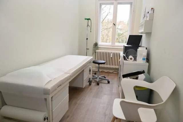 Helles Behandlungszimmer mit Untersuchungsliege