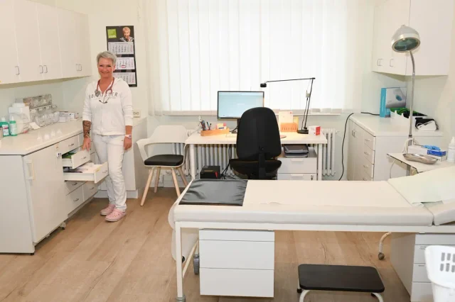 Mitarbeiterin in einem Behandlungszimmer
