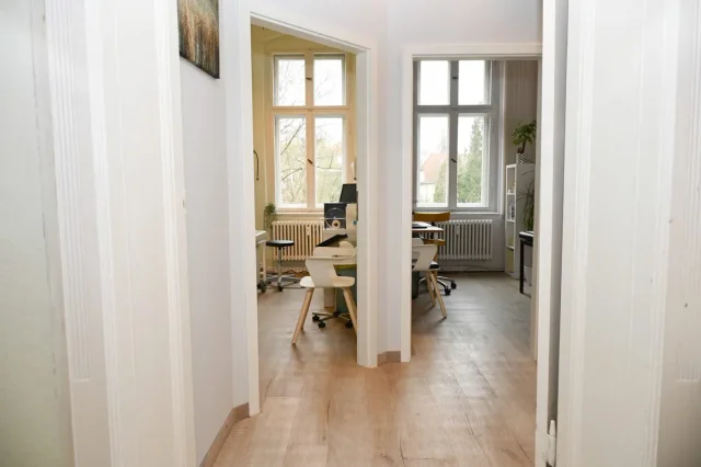 Flur mit Blick in ein Behandlungszimmer
