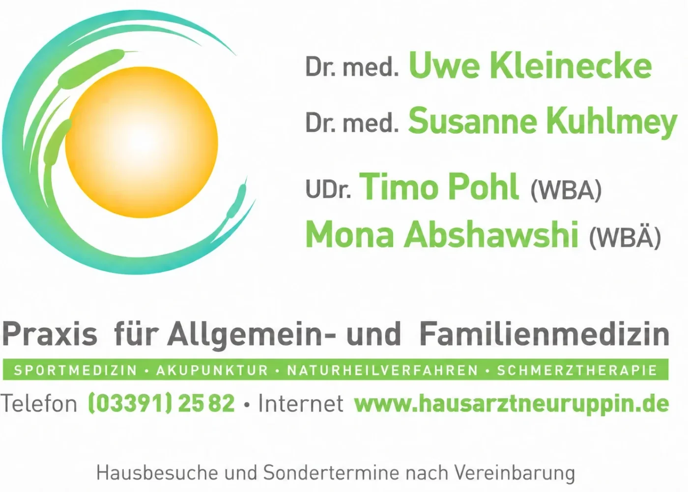 Praxisschild mit den Namen der Ärztinnen und Ärzte, Fachrichtung und Telefonnummer der Praxis
